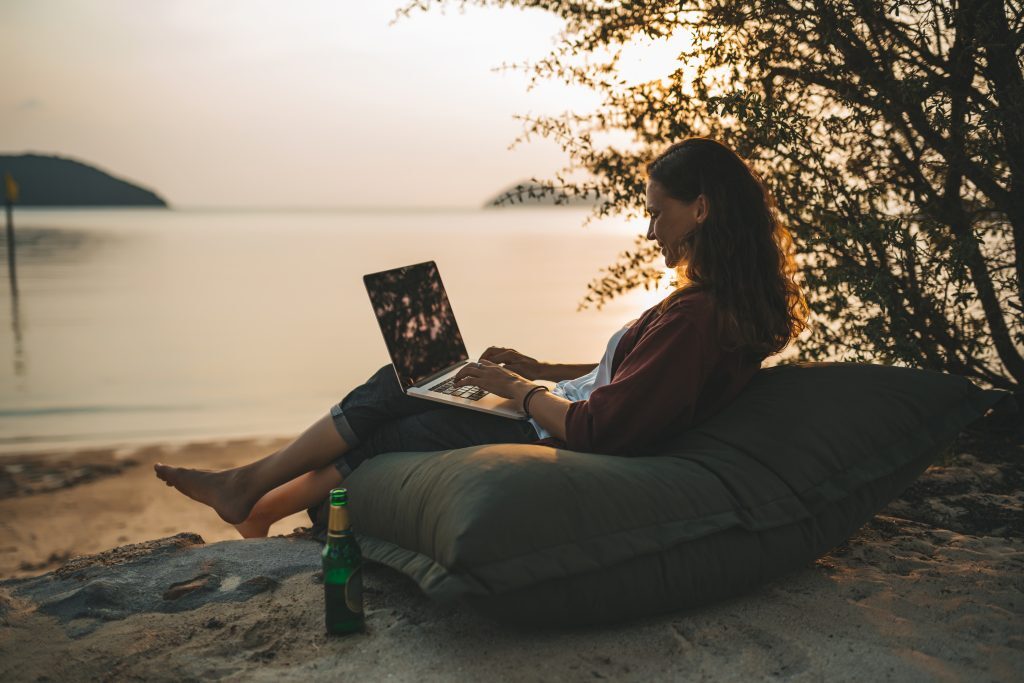 Frau am See mit Laptop
