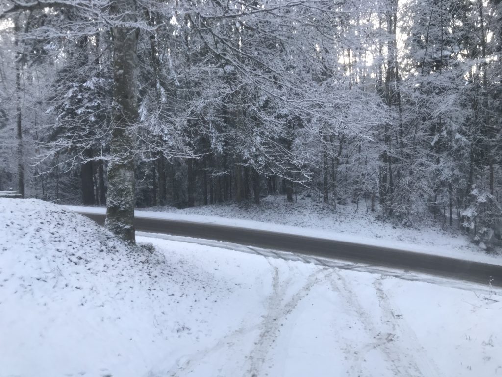 Straßenverhältnisse im Winter bei Schnee und Eis